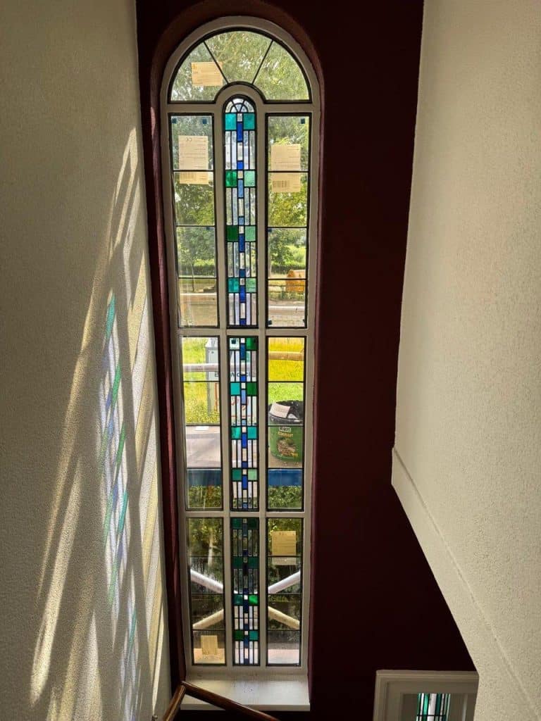 Het geïsoleerde glas-in-loodraam van de onderwijzerswoning aan de Munnikenweg.