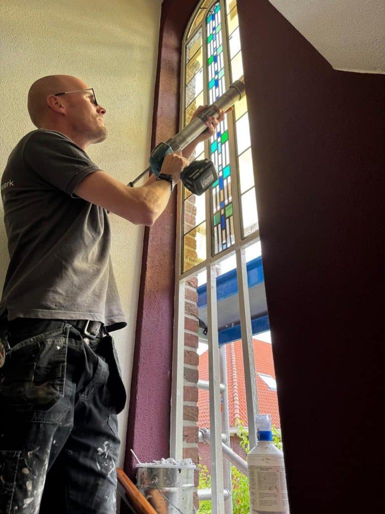 Sjoerd brengt stopkit aan om de ouderwetse uitstraling terug te krijgen.