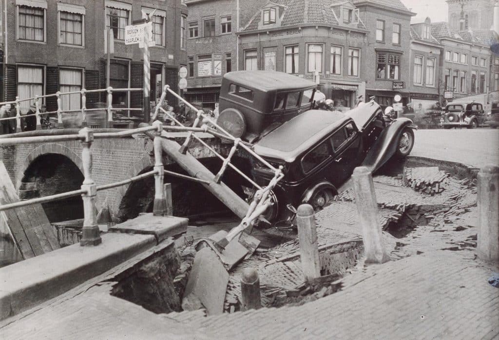De gedeeltelijk ingestorte Stenenbrug bij de hoek met de Visbanken. Fotoreproductie J. Elsinga. Origineel van PB Delemarre 1937.
