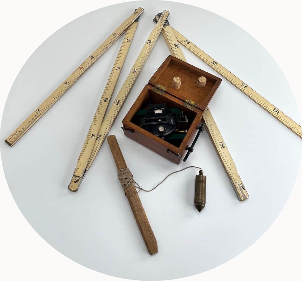 Een instrumentarium van Jaap Renaud. Nederlands eerste hoogleraar in de kasteelarcheologie.