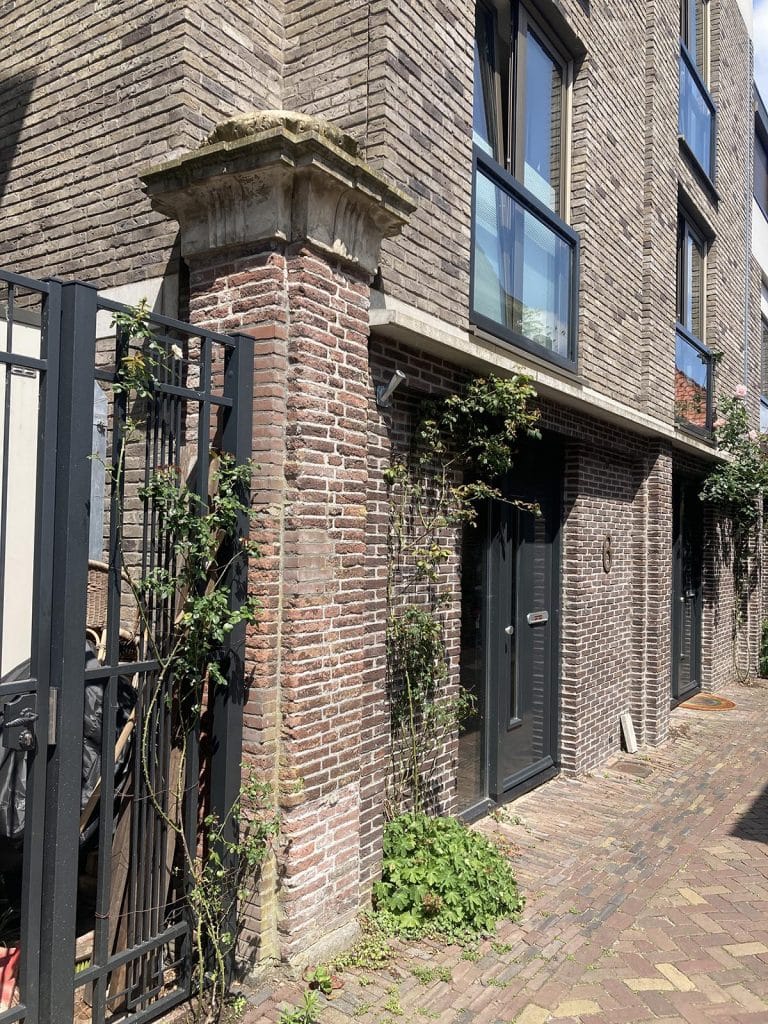 Hekpaal naast nieuwe woningen aan de Lombardsteeg