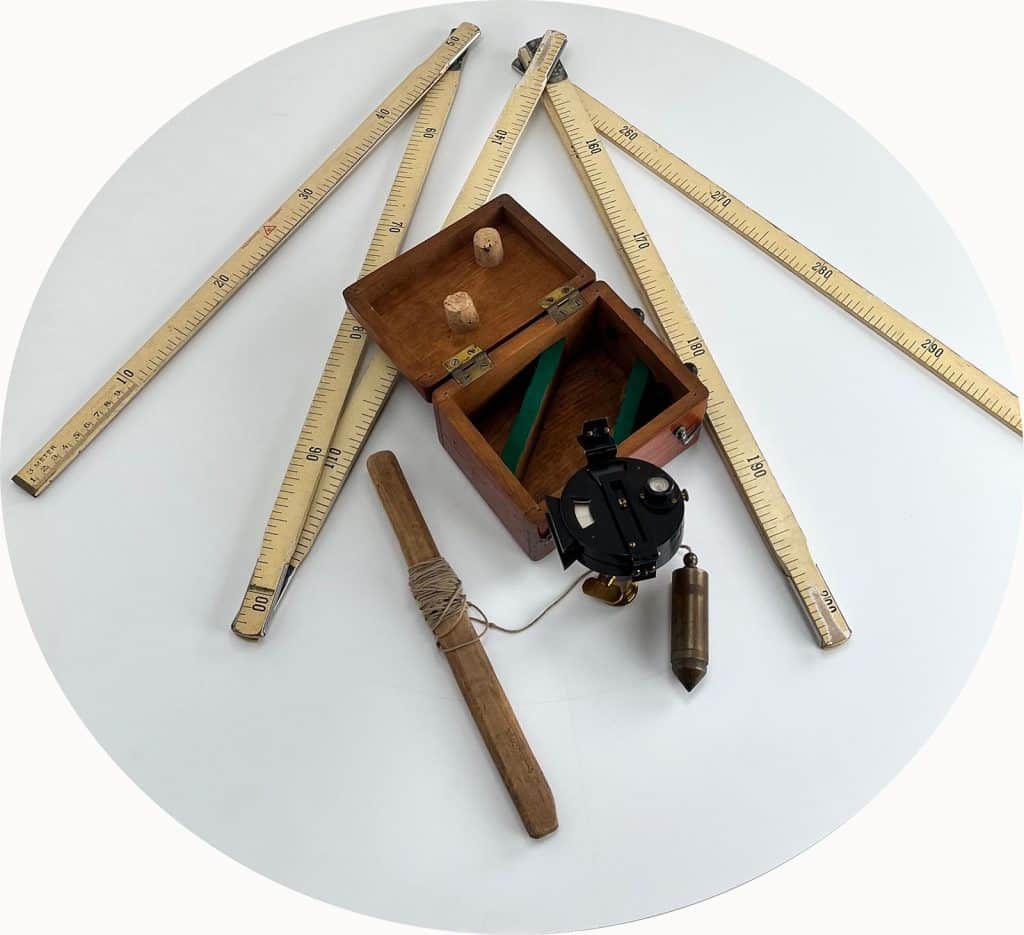 Een instrumentarium van Jaap Renaud. Nederlands eerste hoogleraar in de kasteelarcheologie.