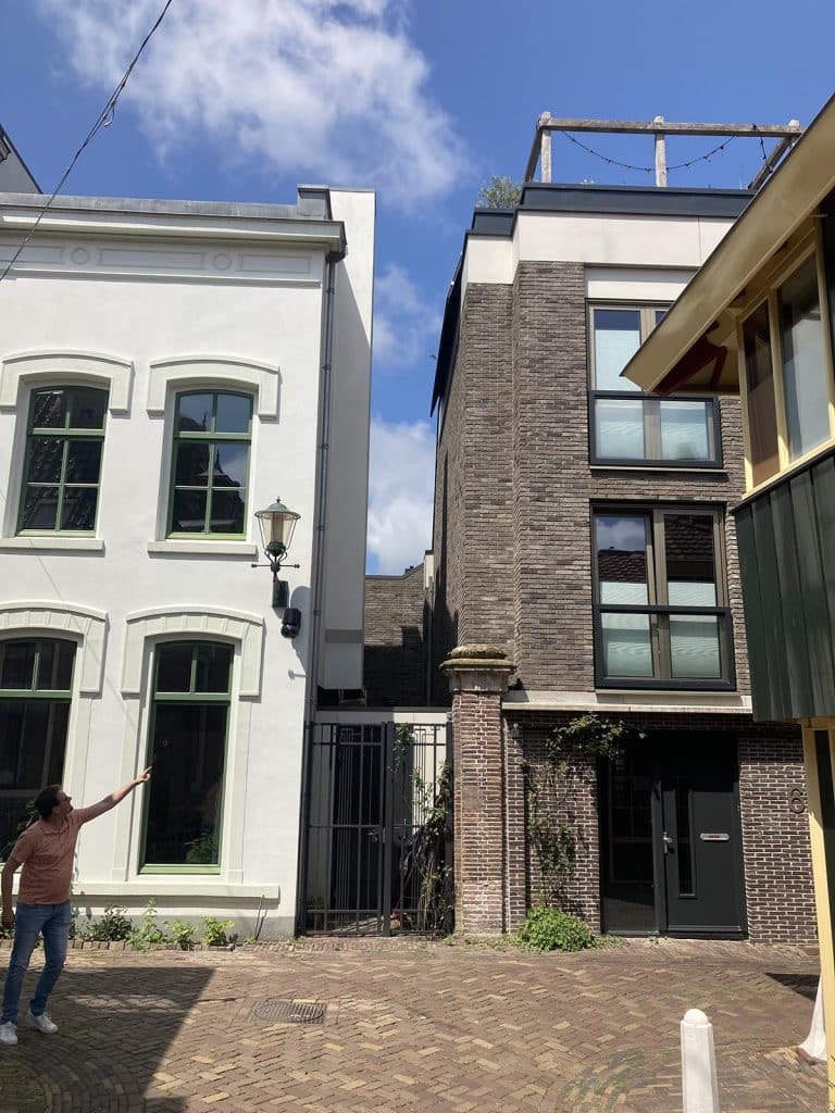 Hekpaal naast nieuwe woningen aan de Lombardsteeg