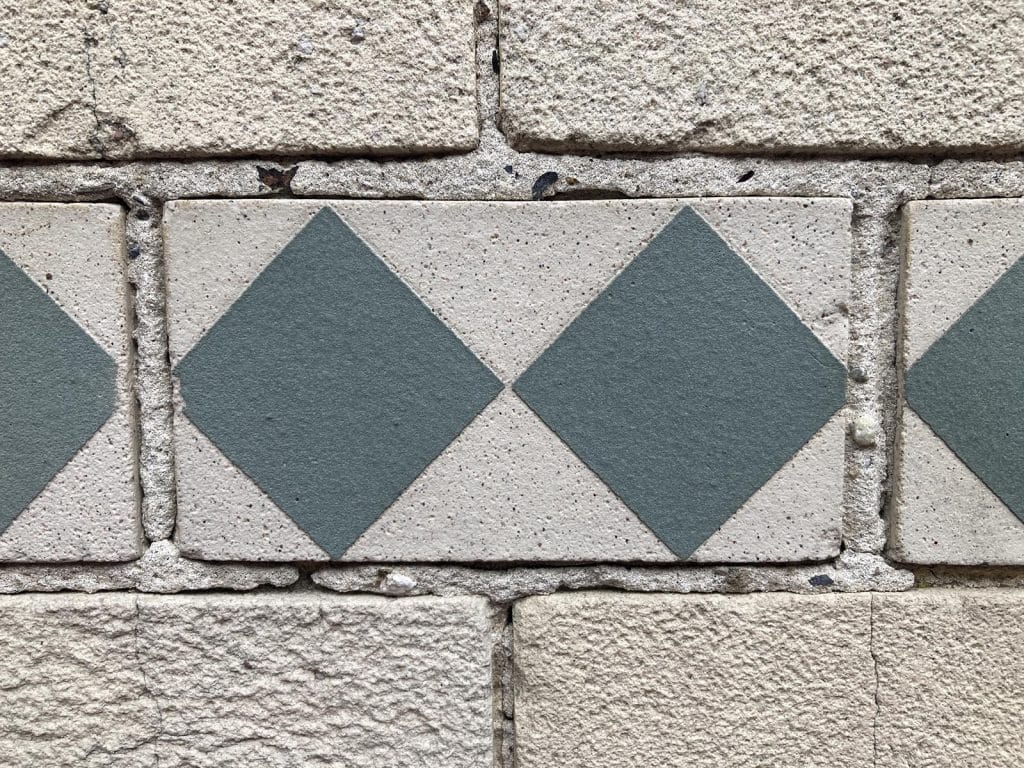 Bricorna steen op de gevel van Langestraat 108