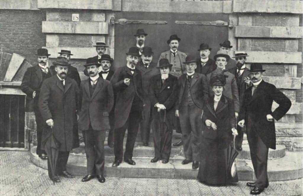 Medewerkers van het gemeentelijk archief in het Moriaanshoofd. Met rechts op de foto Catharina Egberta Cornelia Bruining. Zij was de derde vrouwelijke archivaris in Nederland