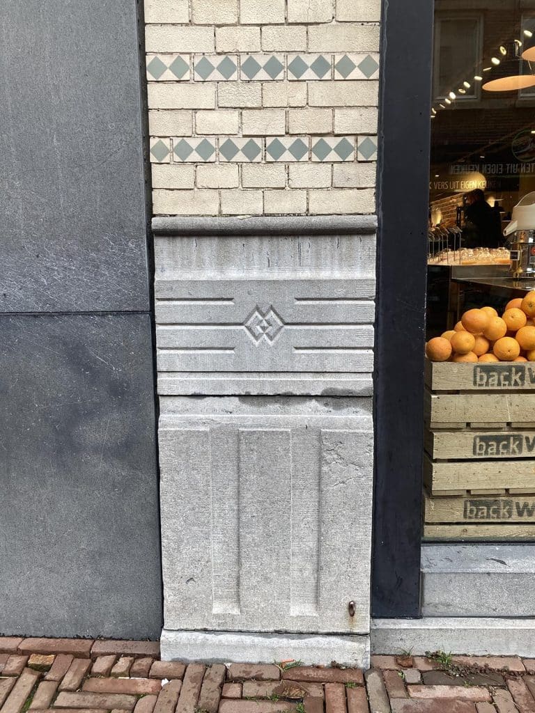 Detail van de gevel van Backwerk aan Langestraat 108