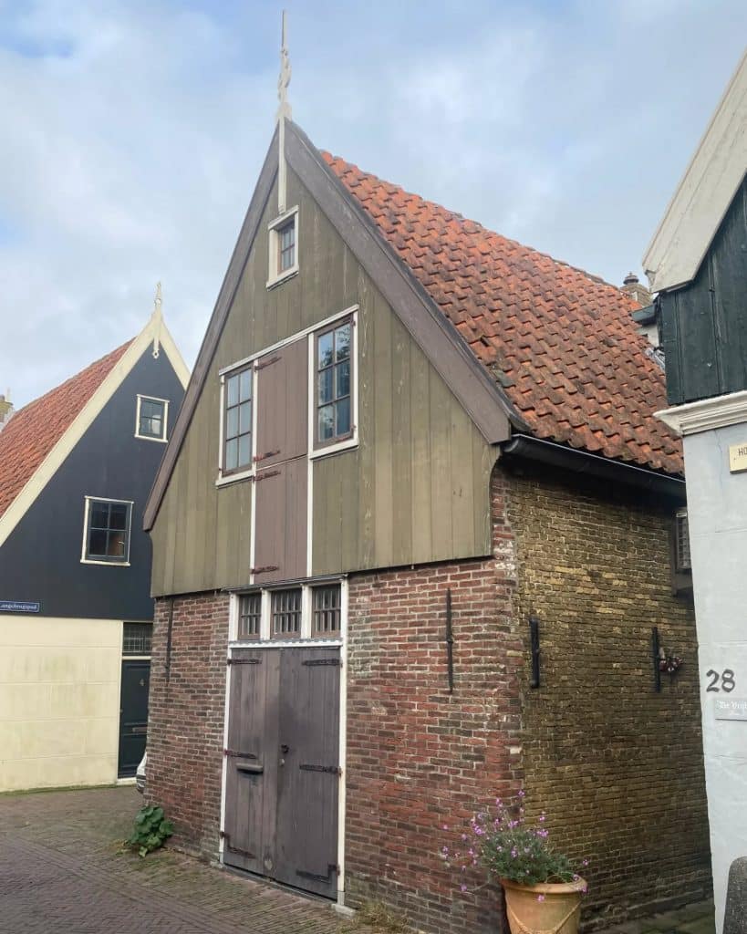 Eenvoudig houten huis aan de Kerkstraat in De Rijp.