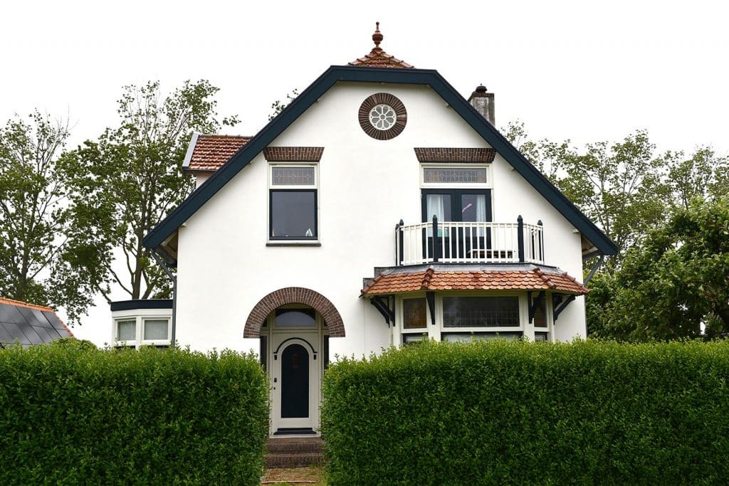Tuindersvilla met geglazuurde pannen in Koedijk