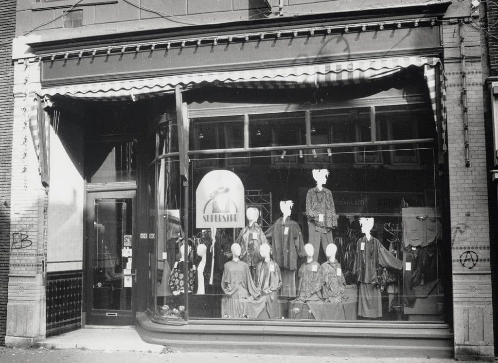 Gevel van modewinkel Superstar aan Langestraat 108. Foto J. Elsinga 1985.