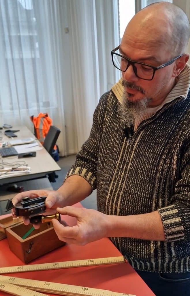 Guus van den Berg met het instrumentarium van Jaap Renaud. Nederlands eerste hoogleraar in de kasteelarcheologie.