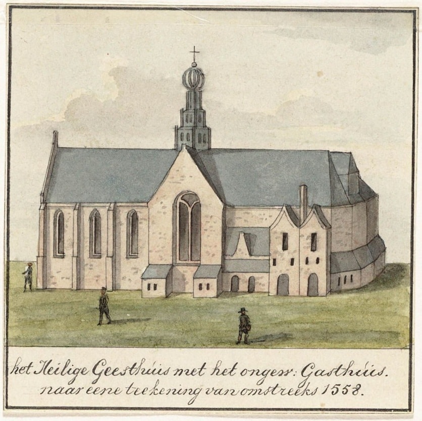 Het Heilige Geesthuis rond 1558. Aan het huidige waaggebouw kun je bij de zijgevels nog goed zien waar de ramen hebben gezeten van de kapel. De toren op de tekening van C.W. Bruinvis is alleen niet de toren die wij nu kennen op het waaggebouw.
