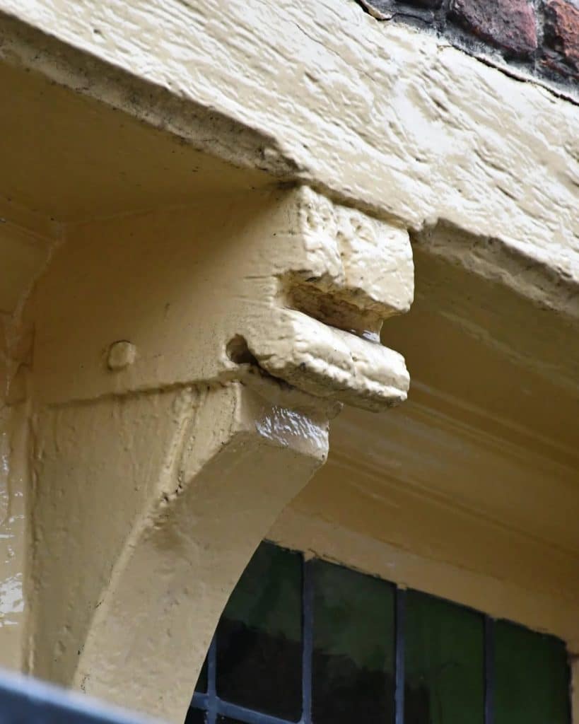 Peerkraal van de winkelpui Kanisstraat 1