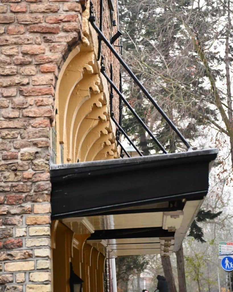 Peerkralen van de winkelpui Kanisstraat 1