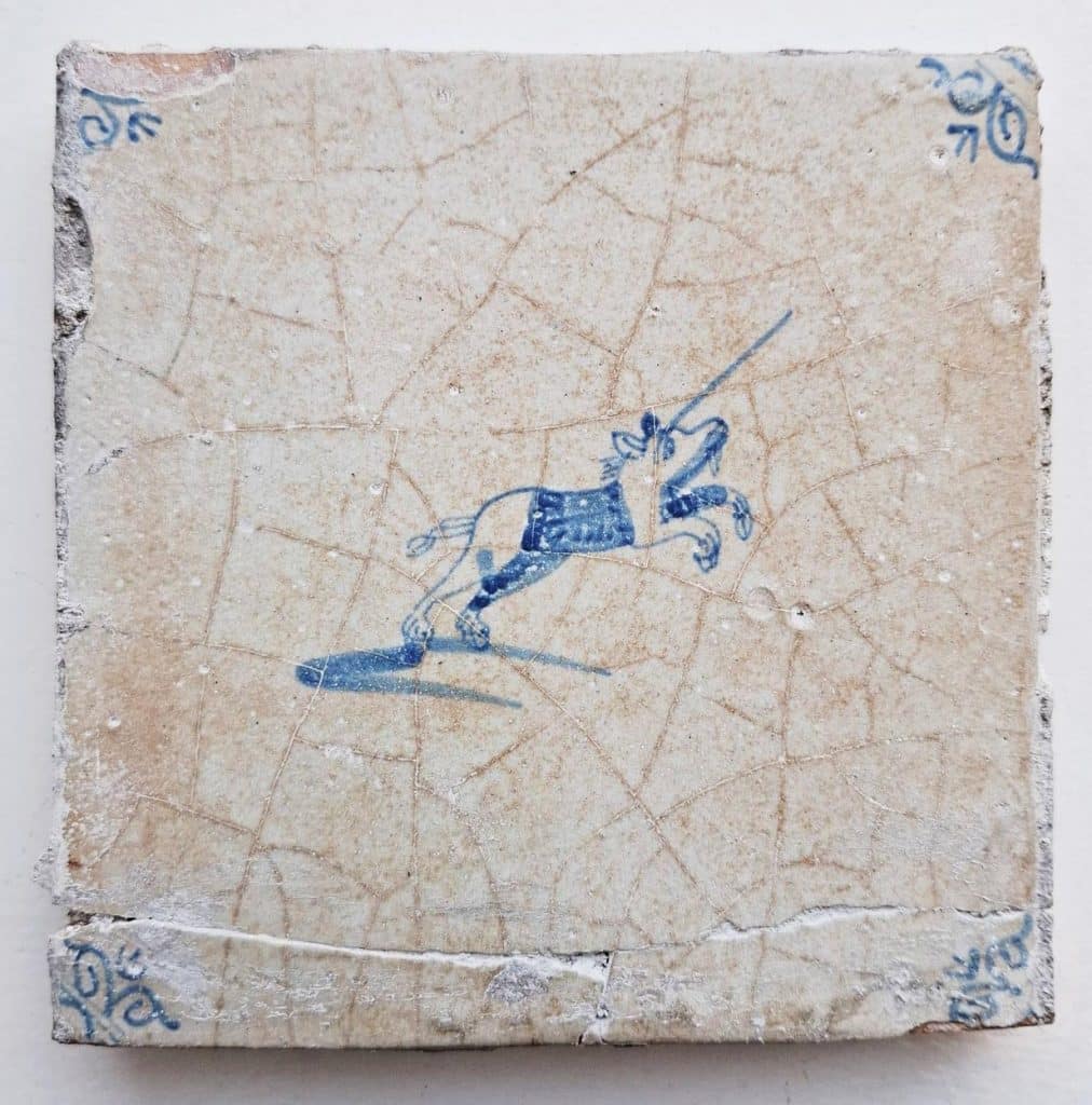 Tegel van een steigerende eenhoorn