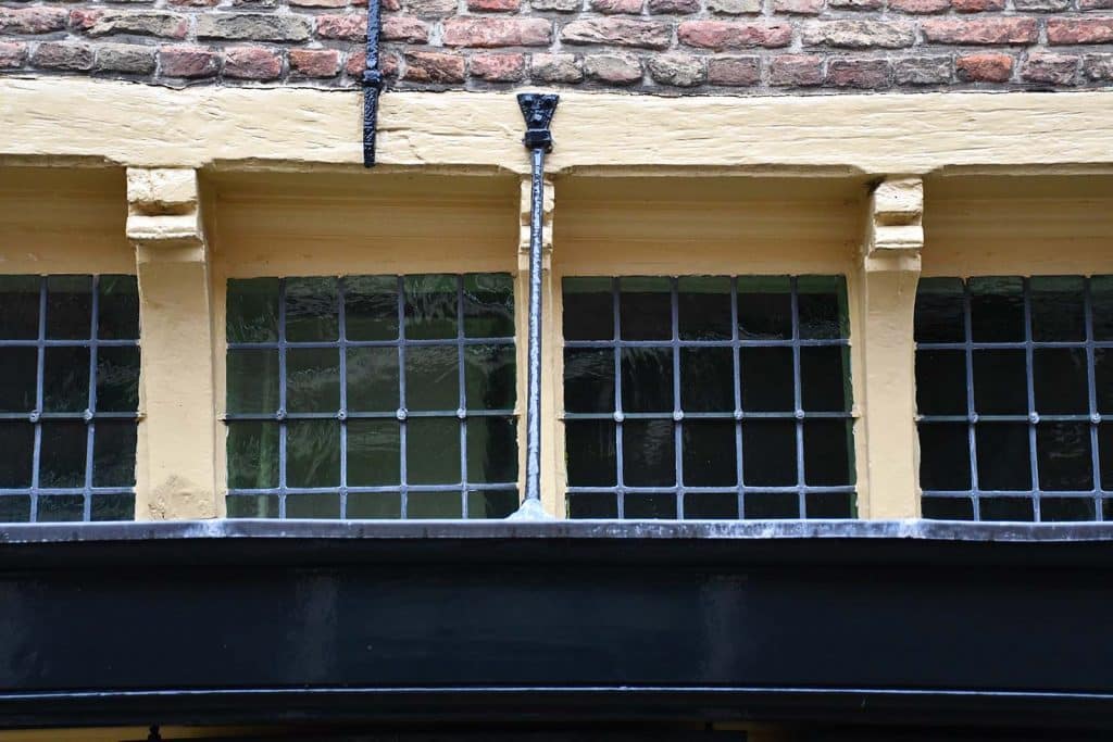 Winkelpui Kanisstraat 1 met detail overkraging