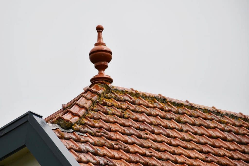 Geglazuurde dakpannen in Koedijk