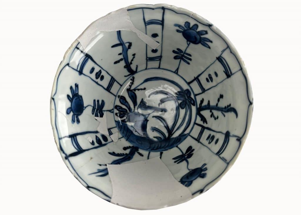 klapmuts uit circa 1600-1650 van bovenaf gezien. Gevonden in een beerput aan de Breedstraat.