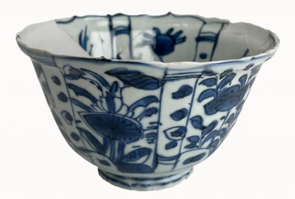 klapmuts uit circa 1600-1650. Gevonden in een beerput aan de Breedstraat.