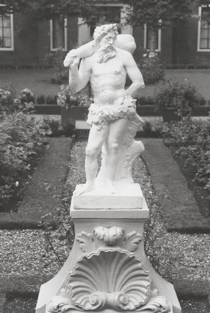 Beeld van Wildeman in de tuin van het Wildemanshofje. Foto Berend Ulrich 1990.