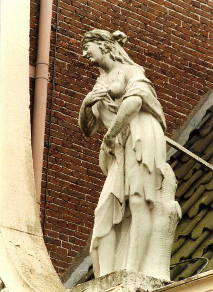 Beeld op het Wildemanshofje voorstellende de behoeftige. 1997 Foto Berend Ulrich.
