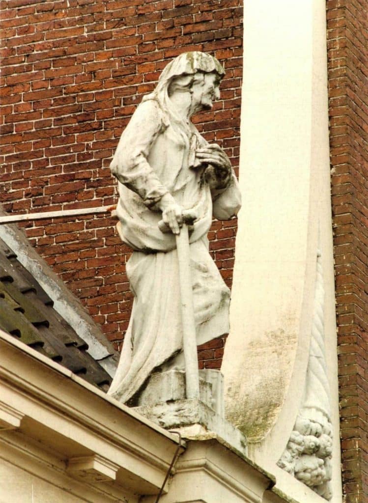 Beeld op het Wildemanshofje voorstellende de ouderdom. 1997 Foto Berend Ulrich.