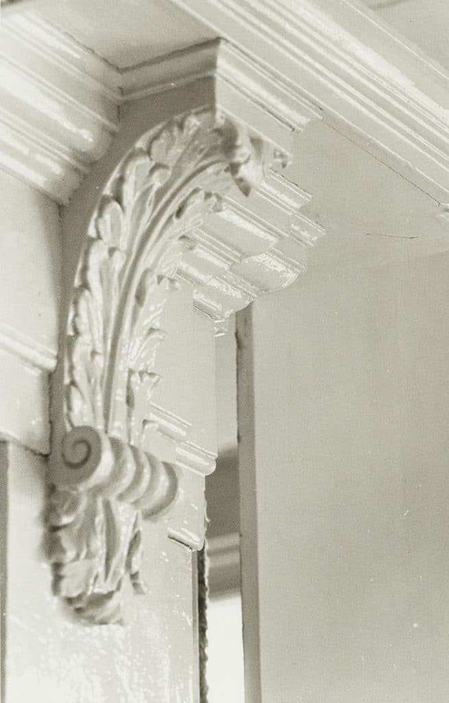 Console op de kroonlijst boven de voormalige bedstede van het Wildemanshofje. Tijdens de verbouwing/restauratie in 1973-1975. Foto J. Elsinga.