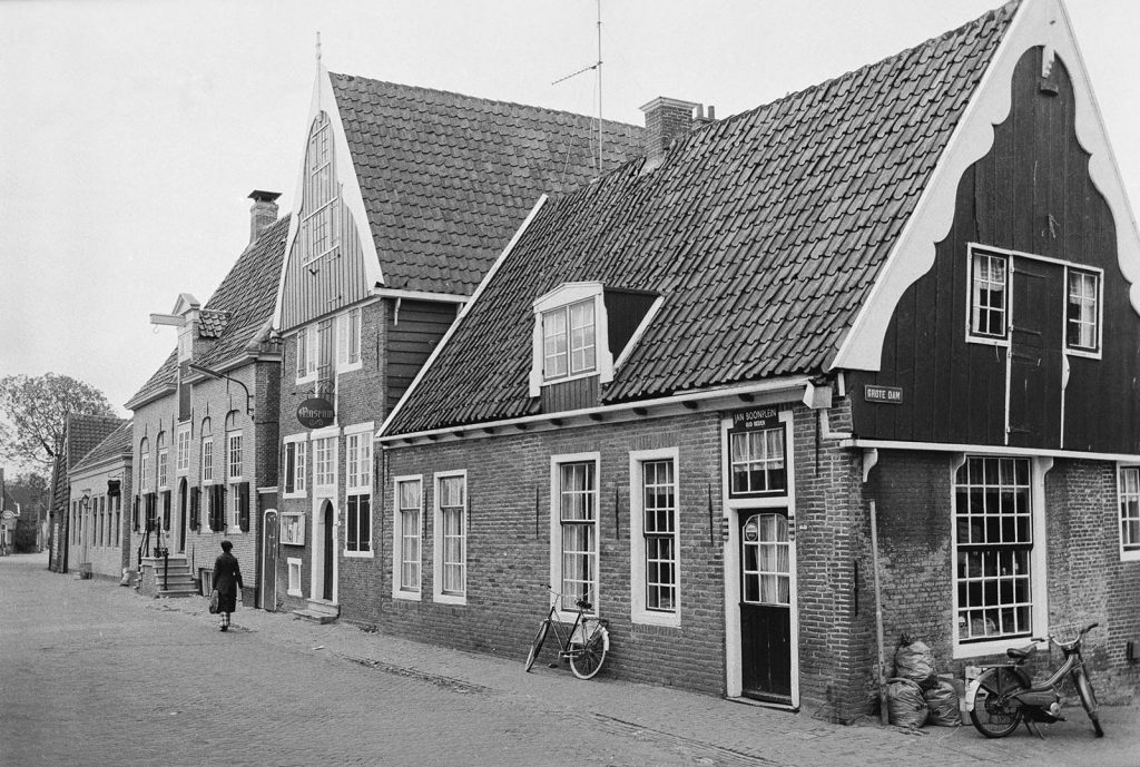 De Rijp begin jaren 1970. Op nummer 2, herkenbaar aan het uithangbord, Museum In ’t Houten Huis.