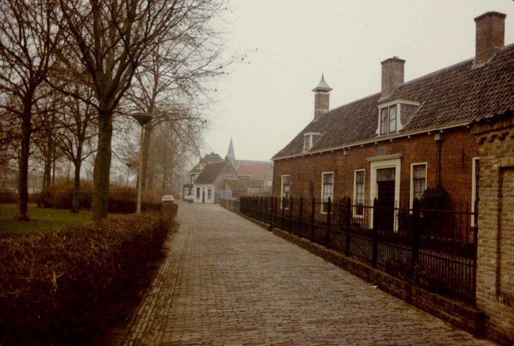 De Wildemanstraat gezien richting het Kwerenpad met rechts de achterzijde van het Wildemanshof 1980.