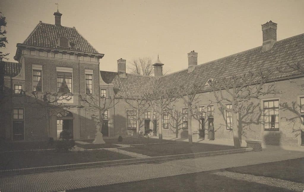 De binnenplaats van het Wildemanshof naar de hoofdingang gezien Foto PB Delemarre circa 1930