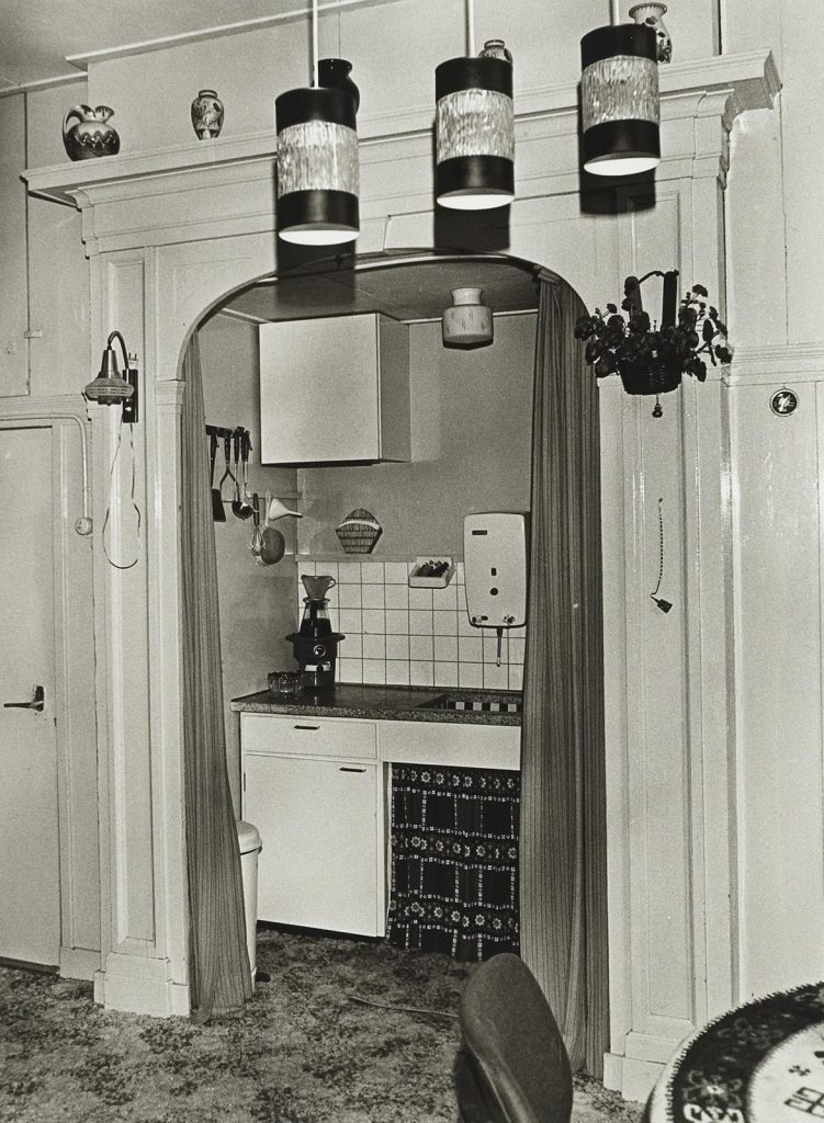Een keuken in de voormalige bedstede van het Wildemanshofje. Tijdens de verbouwing/restauratie in 1973-1975. Foto J. Elsinga.