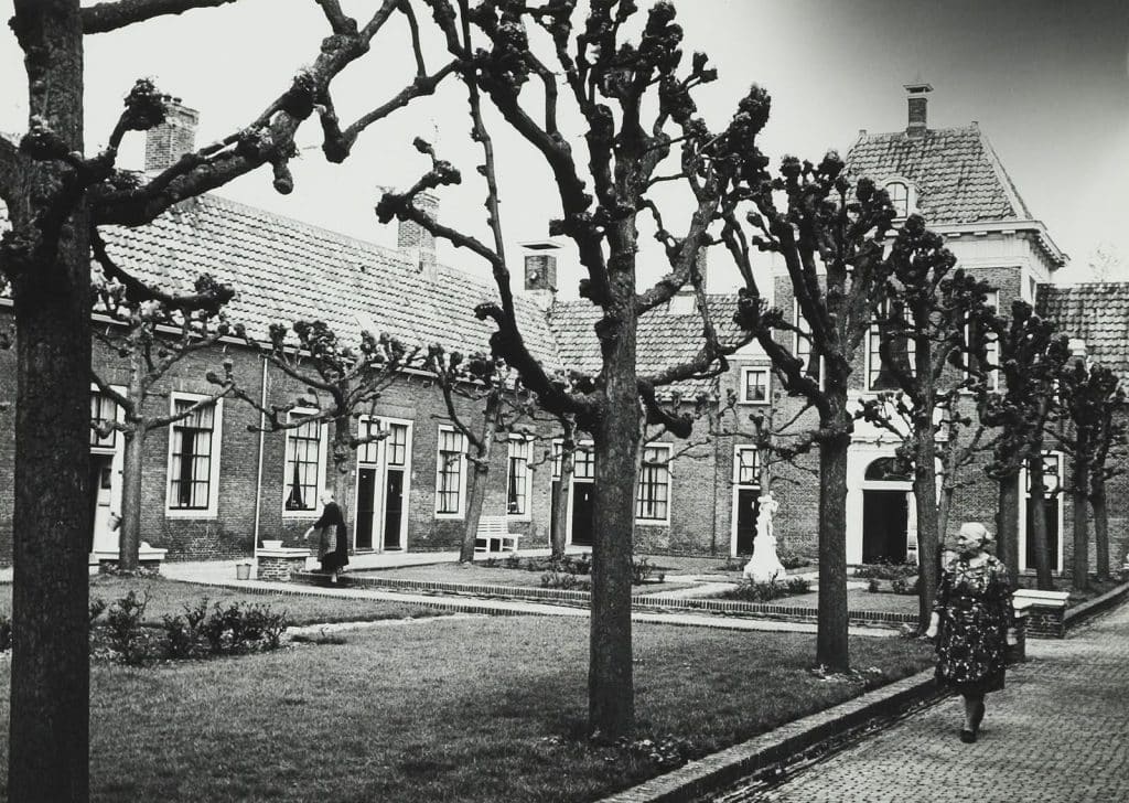 Het Wildemanshofje aan de Oudegracht. Circa 1867. Fotocollectie Bosman.