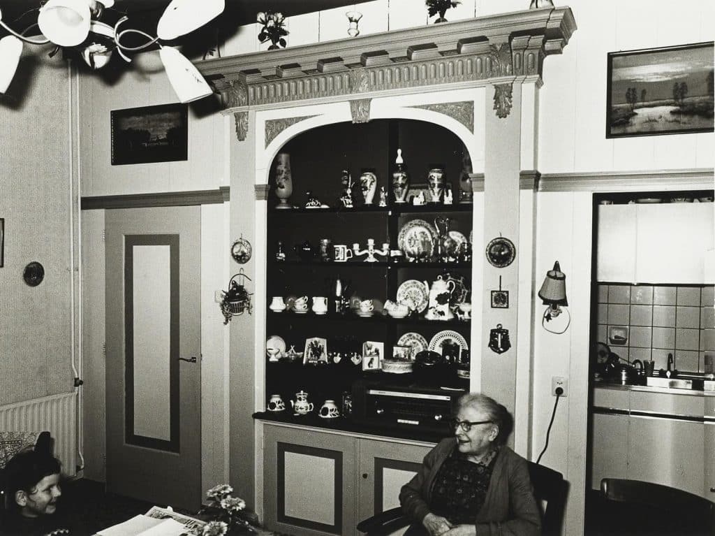 Interieur van een hofjeswoning van het Wildemanshofje. Er is een kast gemaakt in de voormalige bedstede. Na de verbouwing/restauratie in 1973-1975. Foto J. Elsinga.