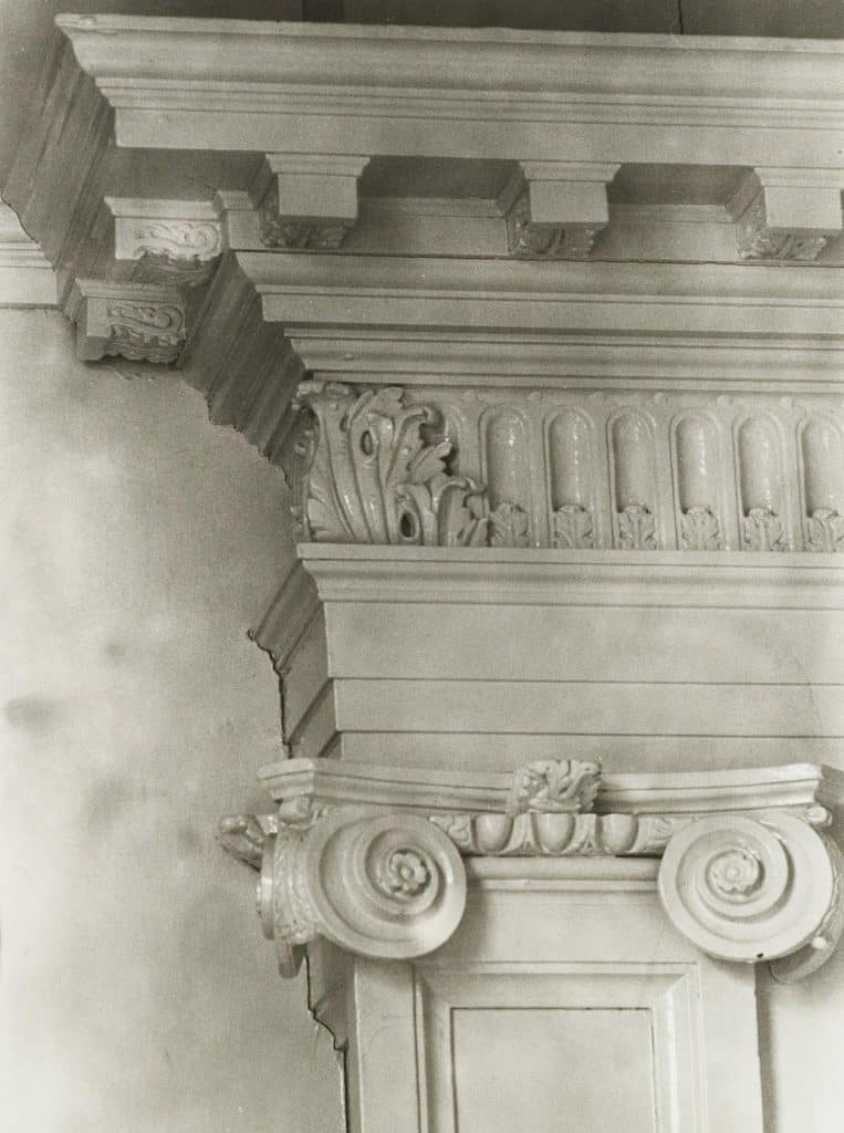 Ionisch kapiteel op de voormalige bedstede van het Wildemanshofje. Tijdens de verbouwing/restauratie in 1973-1975. Foto J. Elsinga.