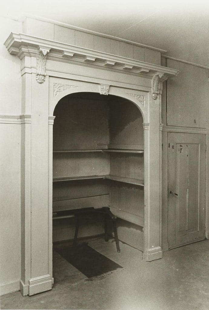Kast in de voormalige bedstede van het Wildemanshofje. Tijdens de verbouwing/restauratie in 1973-1975. Foto J. Elsinga.