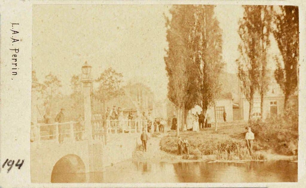 De Nieuwlanderpoort tegenover Klein Nieuwland gezien vanaf de Baansingel. Foto door LAA Perrin Circa 1870