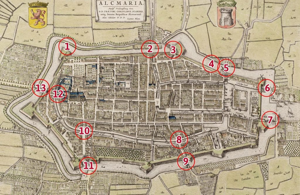 Plattegrond met de historische locaties van de stadspoorten in Alkmaar. 1 Texelsche barrière, 2 Sint-Pieter Poorte, 3 Friesepoort / Friese barrière, 4 Wortelpoort, 5 Waterpoort, 6 Schermerpoort, 7 Boompoort, 8 Nieuwlanderpoort bij de Oudegracht, 9 Nieuwlanderpoort, 10 Kennemerpoort / Gevangenpoort bij de Oudegracht, 11 Kennemerpoort bij Singelgracht, 12 Geesterpoort/ Gasthuispoort bij de Oudegracht en 13 Geesterpoort bij Singelgracht