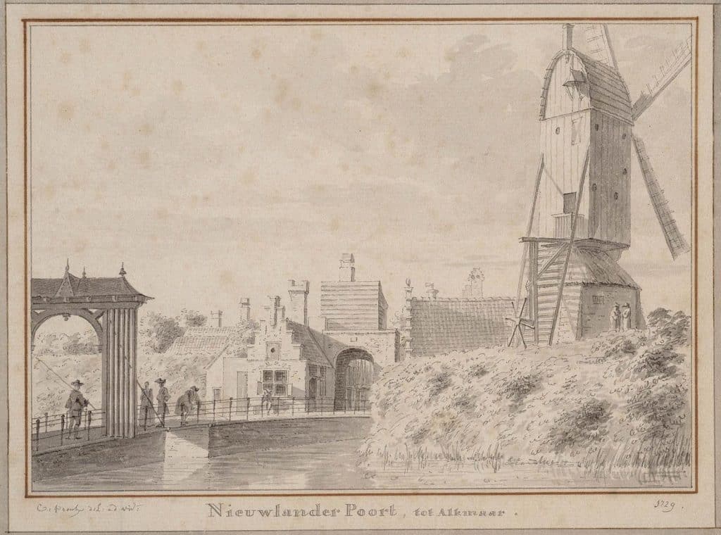Tekening uit 1729 door C. Pronk van de Nieuwlanderpoort tot Alkmaar. De Nieuwlanderpoort met houten opbouw en hamei. Rechts standaardmolen de Zwaan.