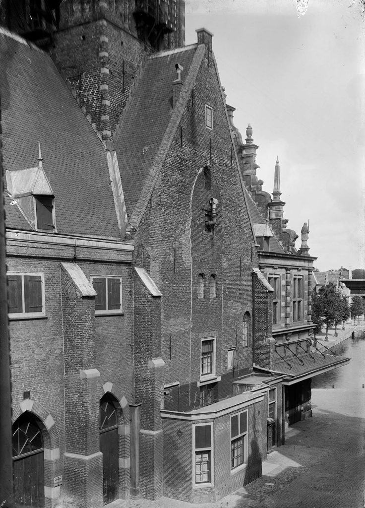 Waaggebouw in circa 1925. Je kunt op de zijgevels nog goed zien waar de ramen hebben gezeten van de kapel.