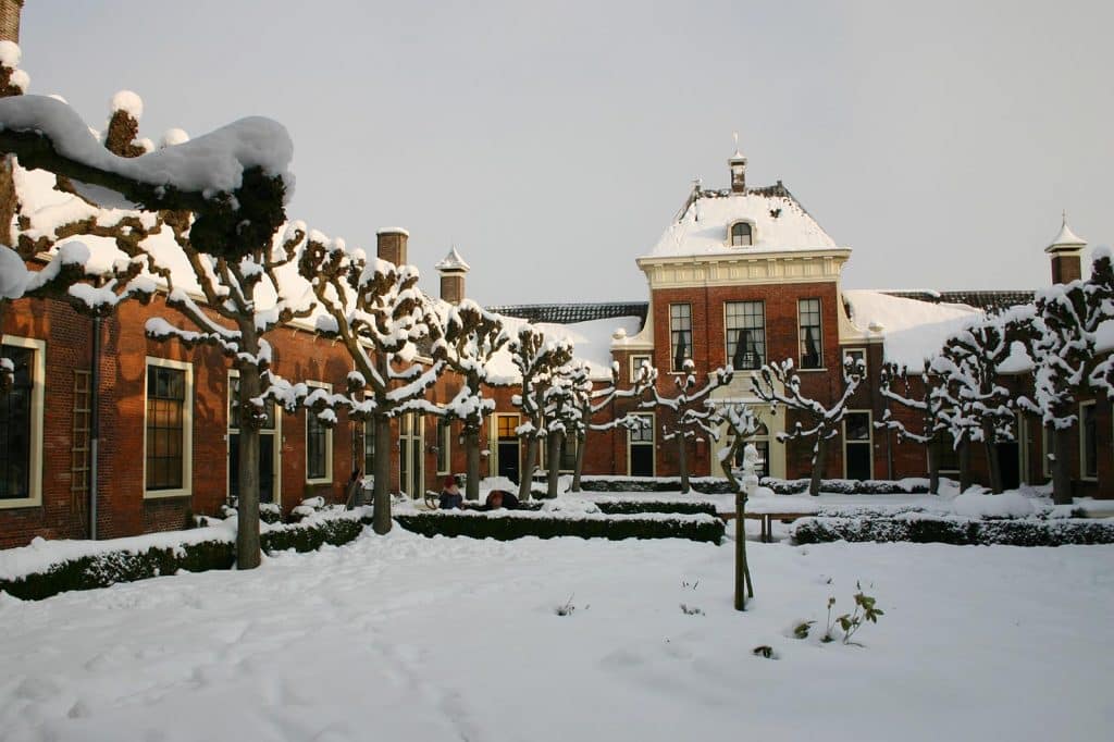 Wildemanshofje in de sneeuw in 2005. Foto Carola Hoogeveen.