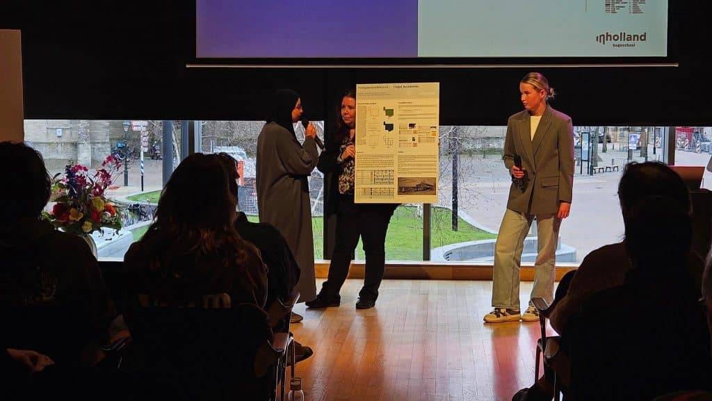 Studenten Bouwkunde van InHolland opnieuw aan de slag met gebouwen in de gemeente Alkmaar. Zij presenteerden de resultaten op presentatieborden in theater De Vest