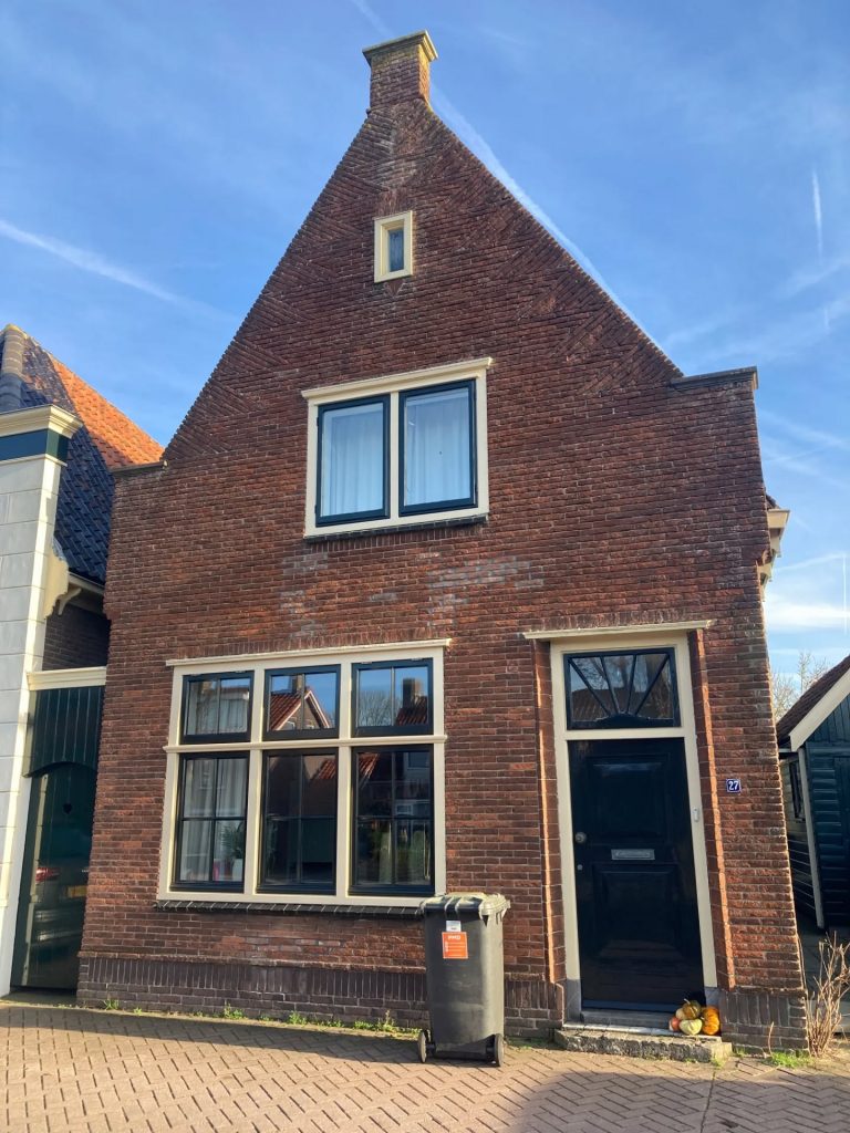 Woonhuis aan Zuideinde 27in De Rijp in Delftse School stijl