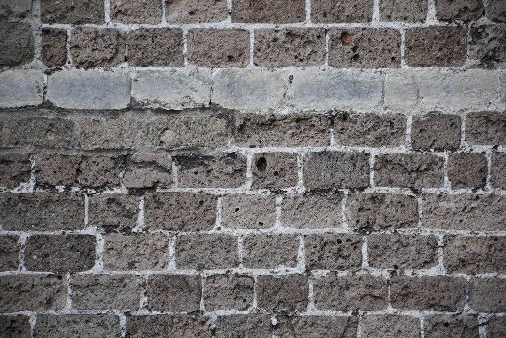 Kleine blokken tufsteen, afgewisselnd met Gobertange spekbanden