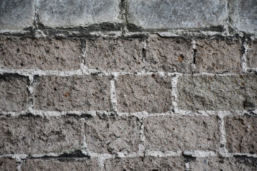 Romer tusteen, vermetseld met grove schelpkalkmortel.