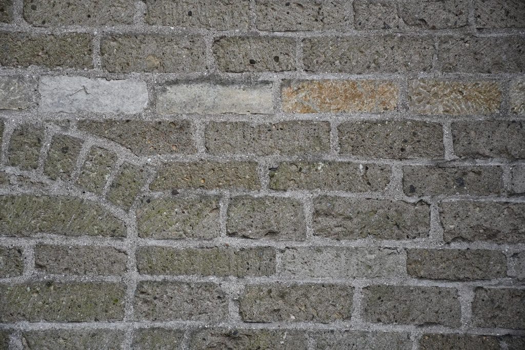 Bij de 20e eeuwse restauratie werd Ettringer tuf verwerkt die iets groeniger overkomt