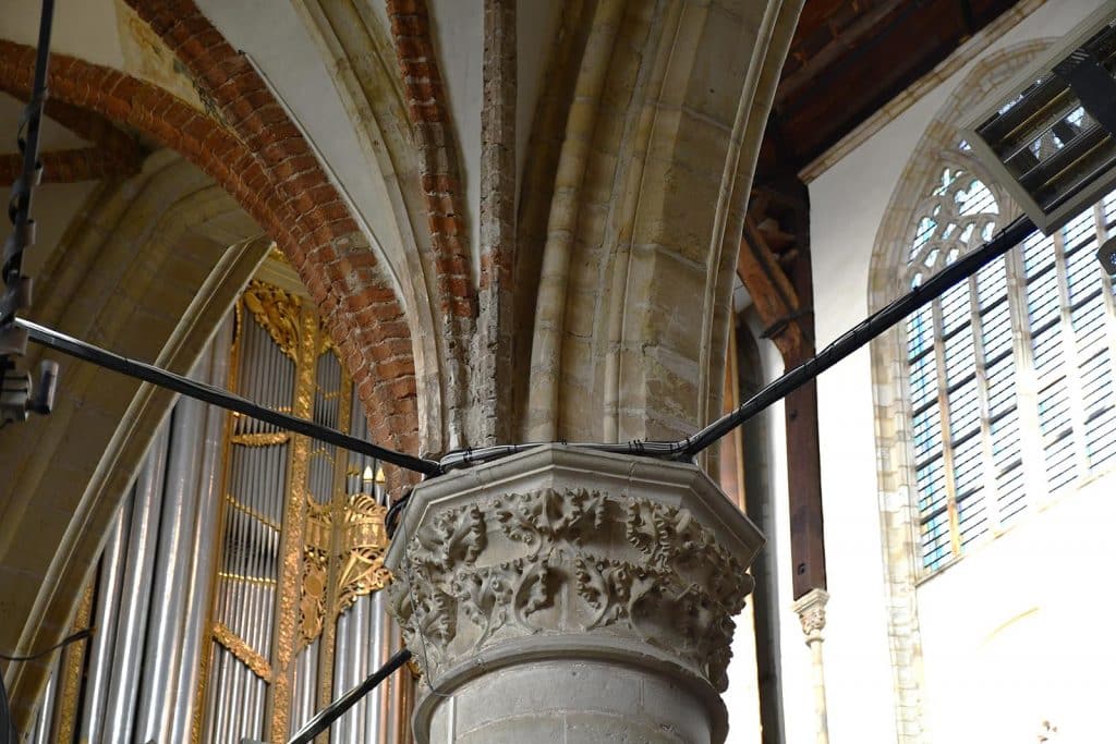 Ook in de gewelfribben van de zuiderkapellen van de Grote Kerk is Romer tufsteen gebruikt.