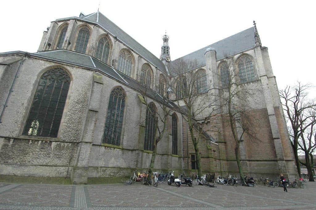 Noordtransept vanaf het Canadaplein gezien.