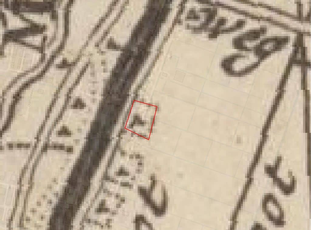 Uitsnede uit de kaart door P. Schenk (1745). Een stuk minder gedetailleerd dan afb. 3, maar er staat duidelijk een driehoekige stolpboerderij, mogelijk met een aanbouw of bijgebouw aan de zuidzijde. Het plangebied is aangegeven door middel van een rode omlijning. Het noorden bevindt zich boven.