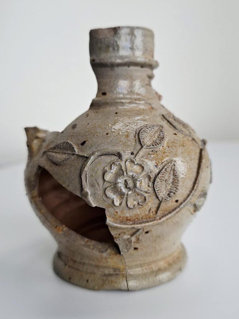 Achterzijde van het baardmankruikje, gevonden bij de opgraving aan de Boterstraat in 2023.