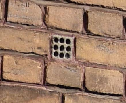 Geventileerde spouwmuur door geperforeerde gevelsteen bij Vroom & Dreesmann aan de Laat in Alkmaar