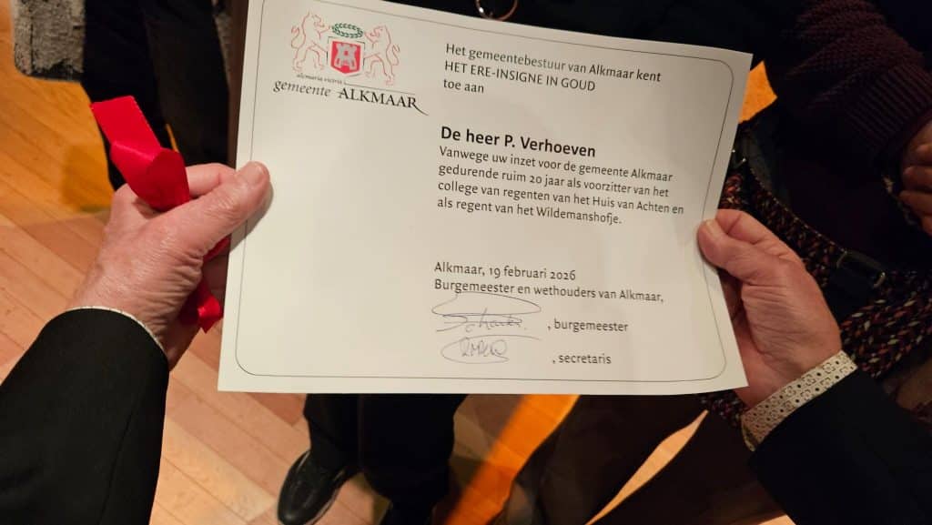 Ere insigne voor Piet Verhoeven